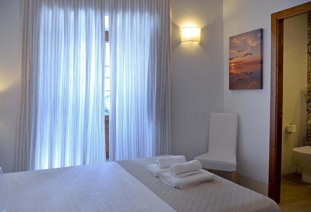 Hostal La Fonda Conil De La Frontera Bagian luar foto